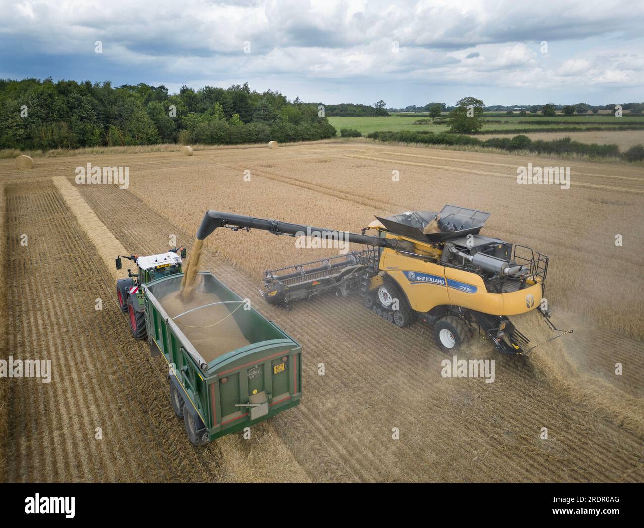 21 juillet 2023 New Holland CR990 équipé d'une barre de coupe MacDon récoltant de l'orge d'hiver dans le South Lincolnshire Banque D'Images