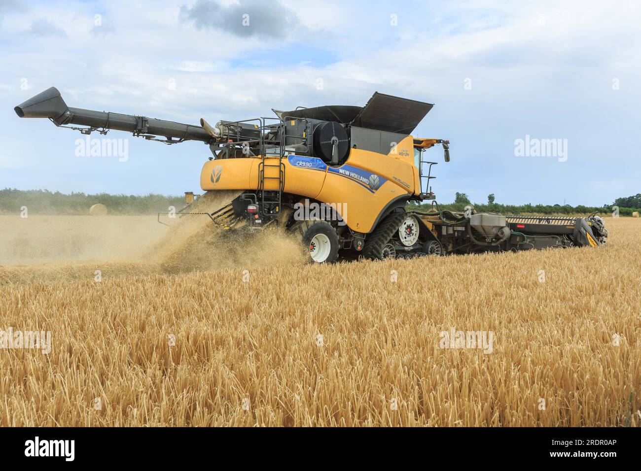 21 juillet 2023 New Holland CR990 équipé d'une barre de coupe MacDon récoltant de l'orge d'hiver dans le South Lincolnshire Banque D'Images