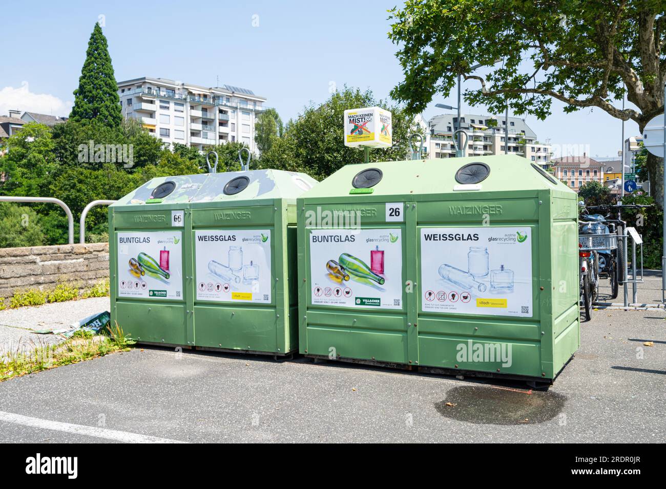 Villach, Autriche. Juillet 18 2023. les poubelles triées dans une rue du centre-ville Banque D'Images