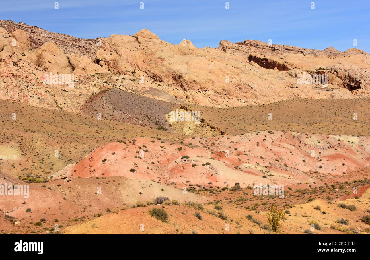 les formations rocheuses pittoresques et colorées du récif de san rafael le long de l'interstate 70, près de green river, utah Banque D'Images