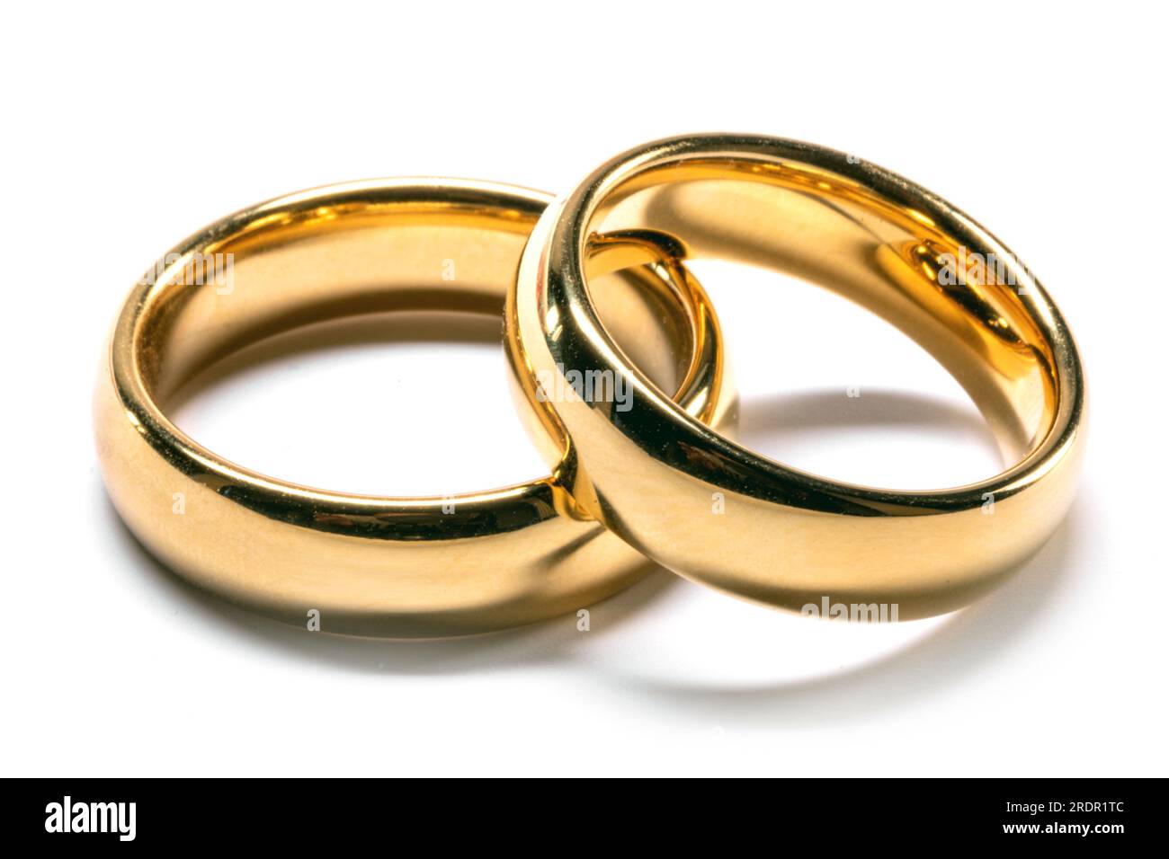 Anneaux de mariage dorés isolés sur fond blanc Banque D'Images
