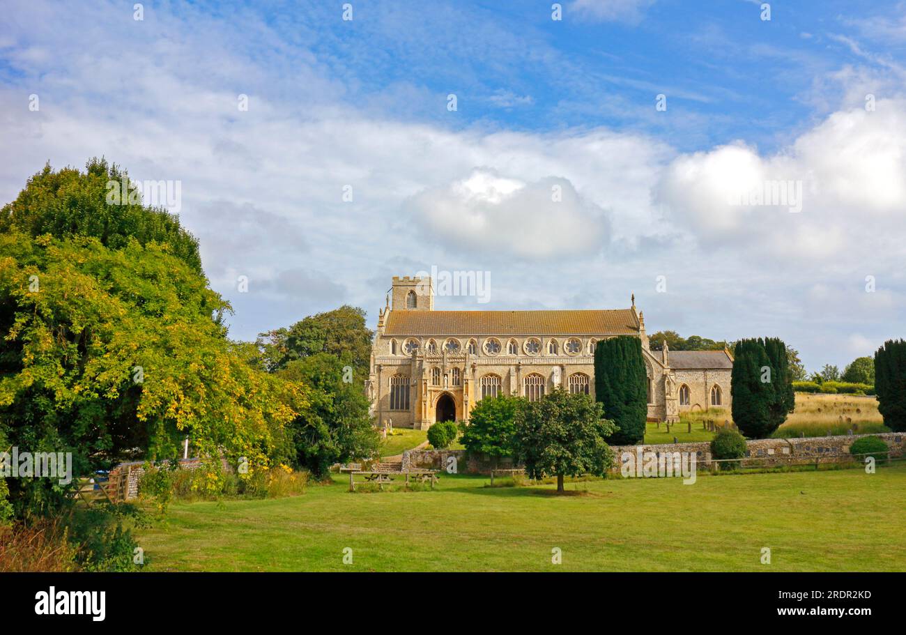 Une vue de l'église paroissiale de Saint Margaret sur la côte nord de Norfolk à Cley Next the Sea, Norfolk, Angleterre, Royaume-Uni. Banque D'Images