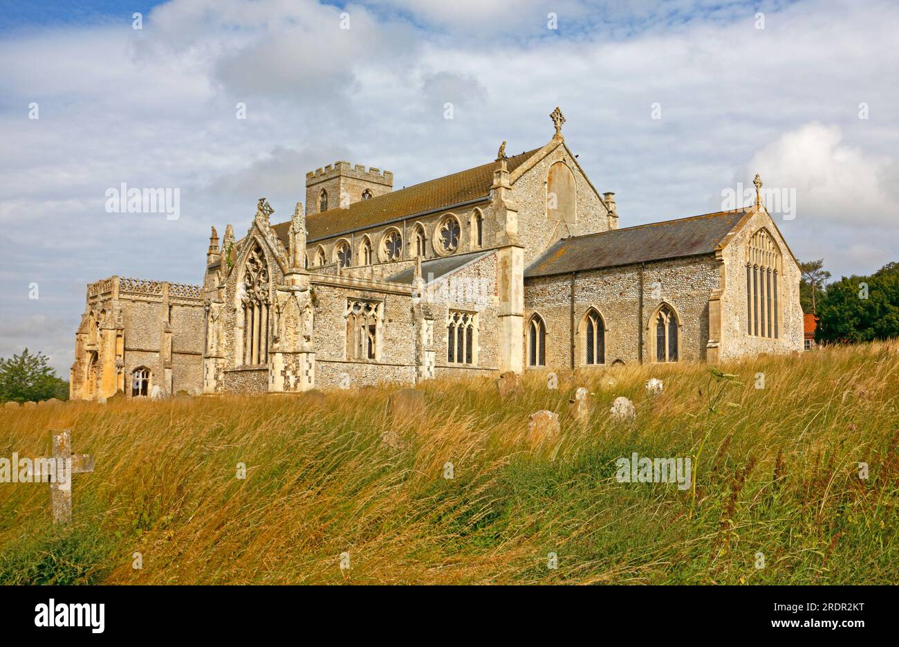 Une vue de l'église paroissiale de Saint Margaret du sud-est sur la côte nord de Norfolk à Cley Next the Sea, Norfolk, Angleterre, Royaume-Uni. Banque D'Images