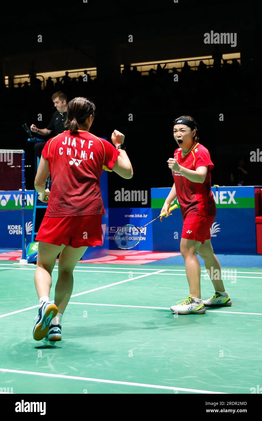 (230723) -- YEOSU, 23 juillet 2023 (Xinhua) -- Chen Qingchen (R)/Jia Yifan de Chine célèbrent lors de la finale du double féminin aux Championnats de badminton Open de Corée de la BWF 2023 à Yeosu, Corée du Sud, le 23 juillet 2023. (Xinhua/Wang Yiliang) Banque D'Images