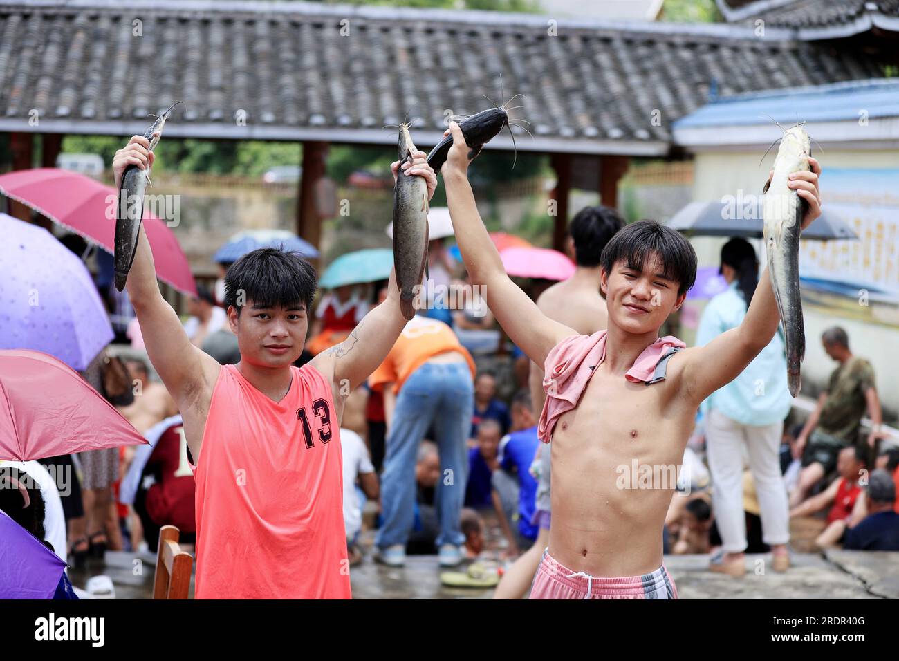 LIUZHOU, CHINE - 23 JUILLET 2023 - les gens montrent des poissons vivants qu'ils ont pêchés à Daypao Tun, village d'Anning, ville de Chang 'an, comté de Rong 'an, ville de Liuzhou, Sud Banque D'Images