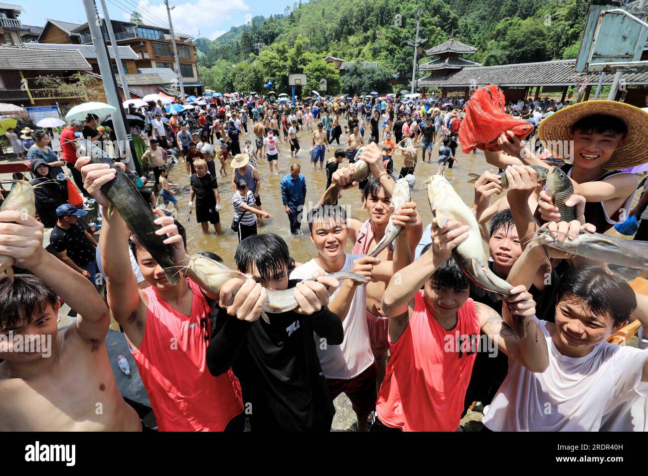 LIUZHOU, CHINE - 23 JUILLET 2023 - les gens montrent des poissons vivants qu'ils ont pêchés à Daypao Tun, village d'Anning, ville de Chang 'an, comté de Rong 'an, ville de Liuzhou, Sud Banque D'Images