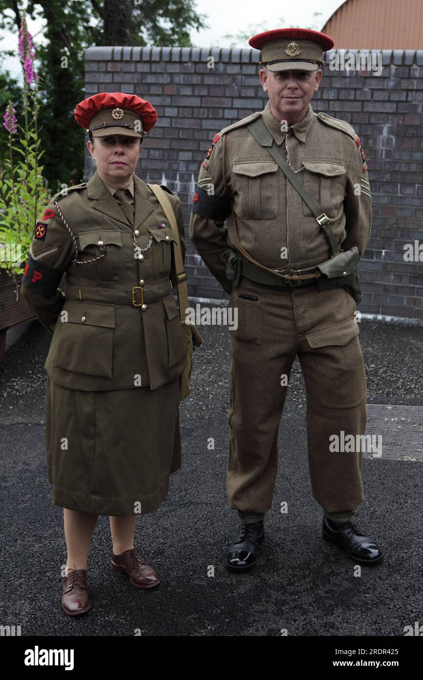 Un couple déguisé en police militaire est présent au Severn Valley Railway jour des années 1940. Banque D'Images