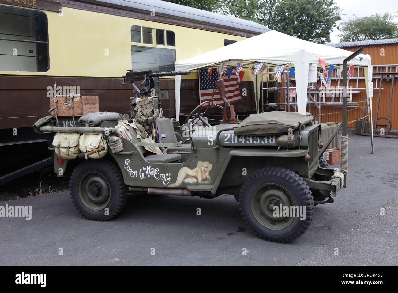 L'un des nombreux souvenirs militaires exposés au Severn Valley Railway, jour des années 1940. Vu ici est une Jeep classique avec Browning Sub-Machin monté Banque D'Images