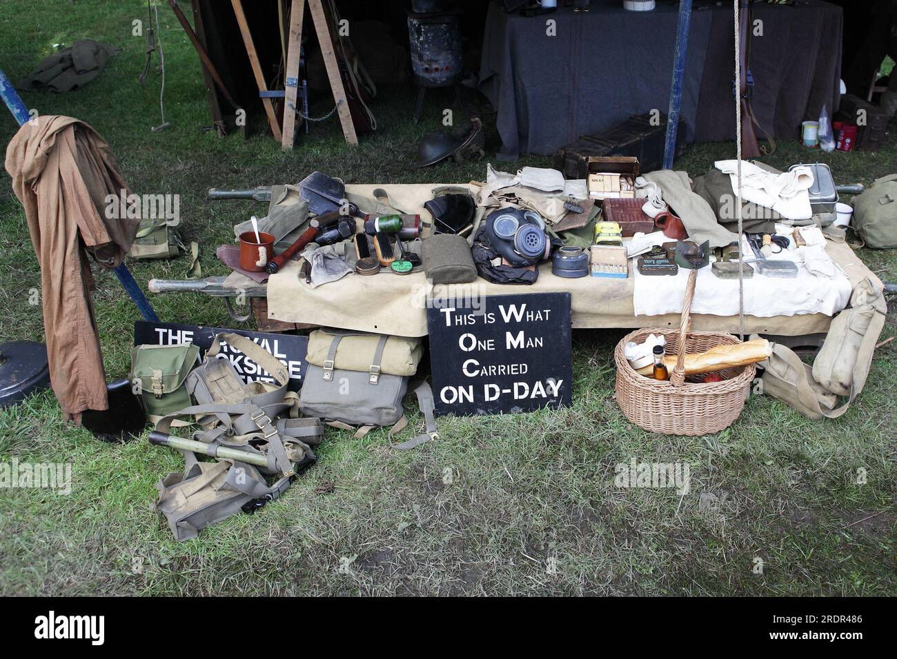 Souvenirs militaires exposés à Highley Station pendant le Severn Valley Railway des années 1940. Banque D'Images