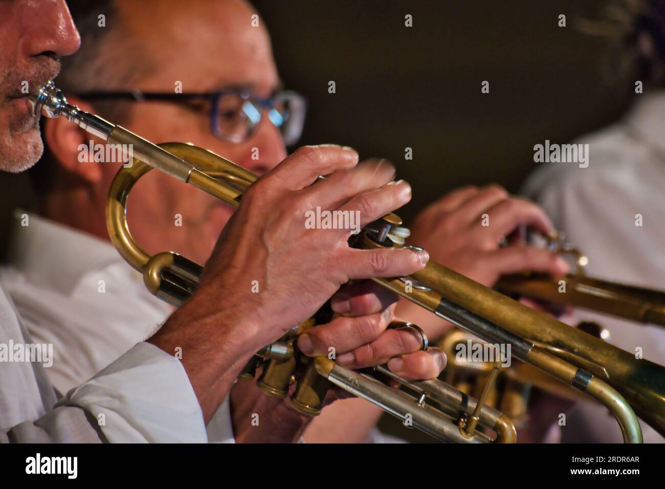 Gros plan sur un trompettiste lors d'un concert Banque D'Images