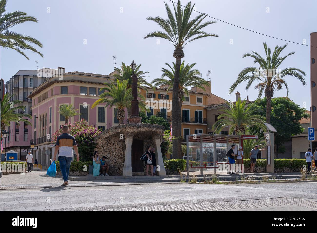 Manacor, Espagne ; juillet 15 2023 : arrêt de bus de la compagnie de transport municipal de l'île de Majorque, TIB, dans la ville de Manacor, un matin d'été. Banque D'Images