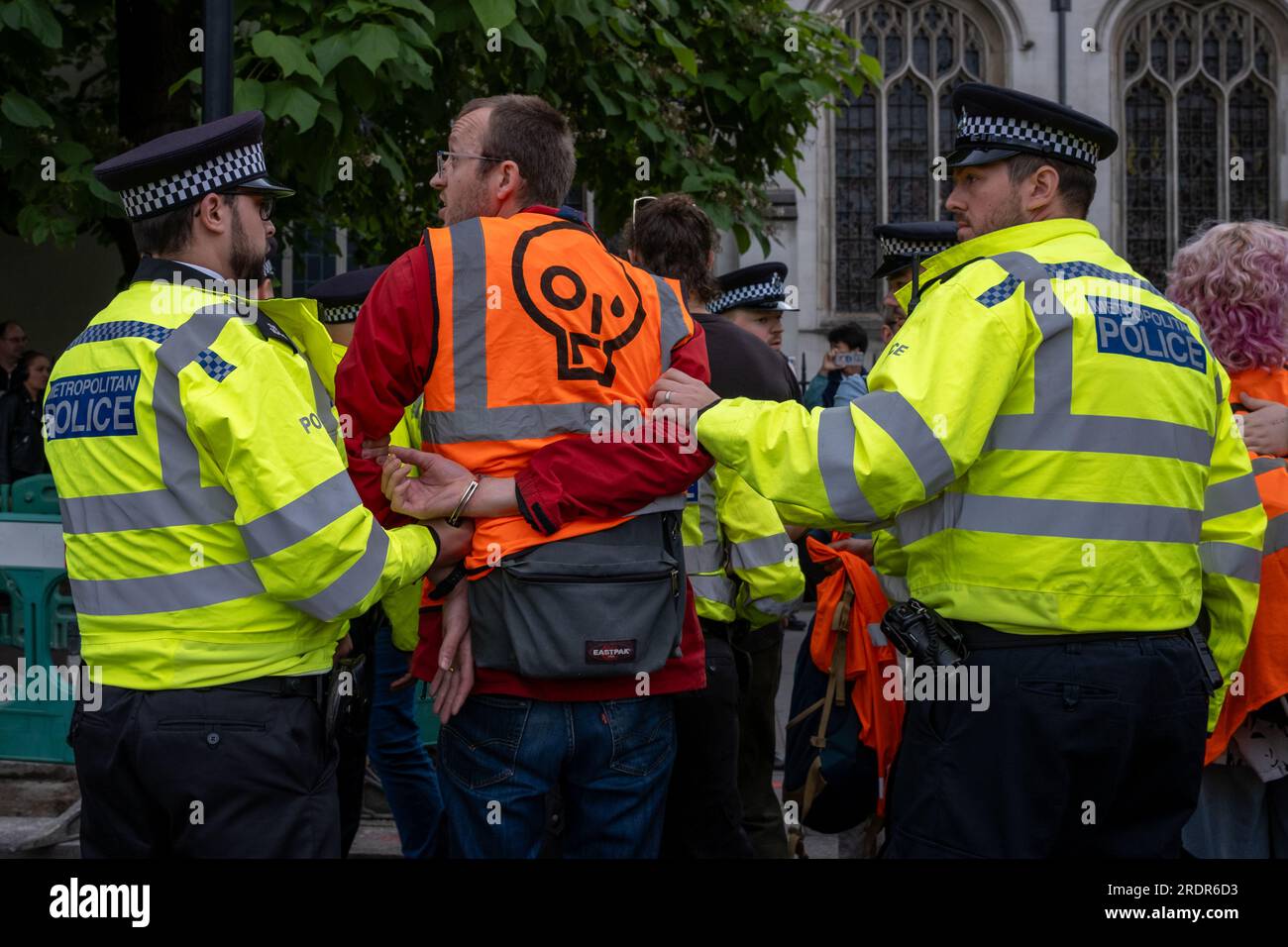 Des centaines de manifestants de l'OSJ bloquent des routes à Westminster, provoquant des retards de circulation. La police utilise les lois de la loi sur l ' ordre public pour expulser les manifestants. Banque D'Images