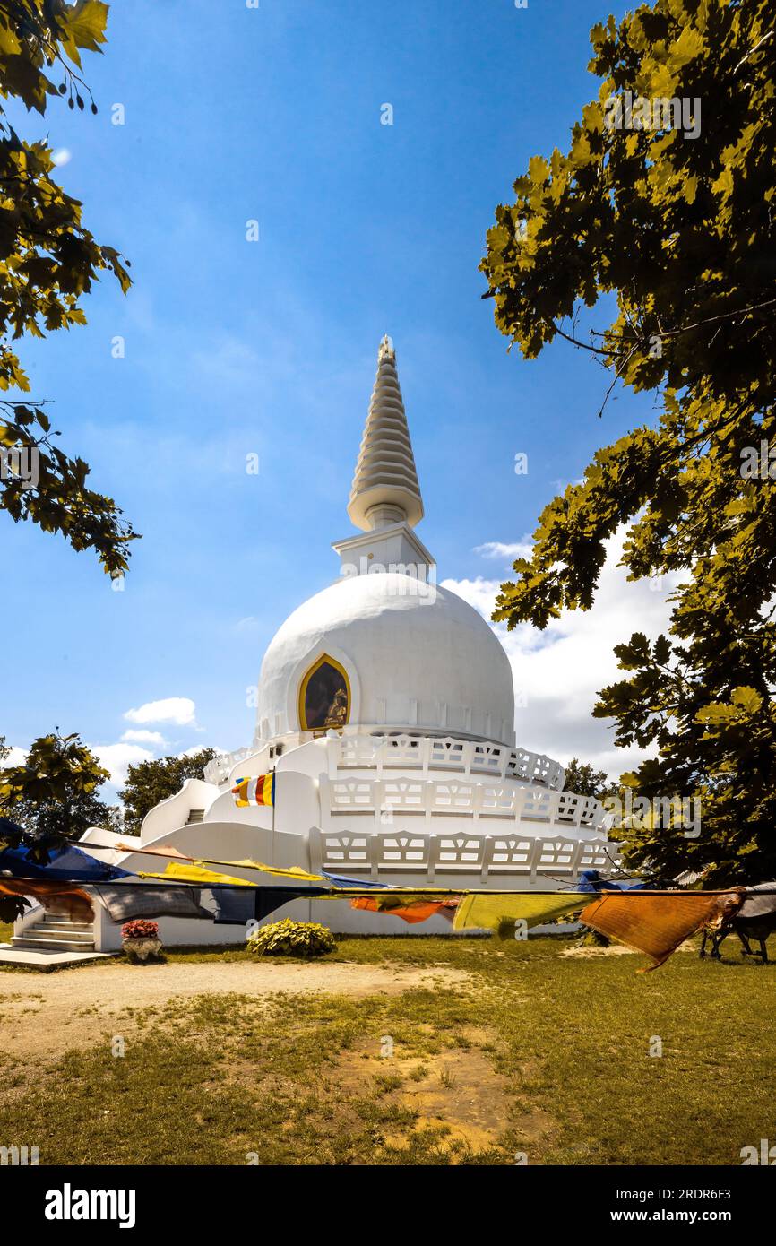 Stupa blanc, Temple de la paix, religion bouddhiste en Hongrie au lac Balaton à Zalaszanto. Lieu religieux avec un beau temple Banque D'Images