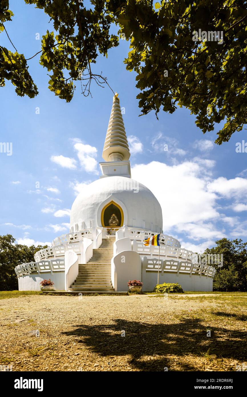 Stupa blanc, Temple de la paix, religion bouddhiste en Hongrie au lac Balaton à Zalaszanto. Lieu religieux avec un beau temple Banque D'Images