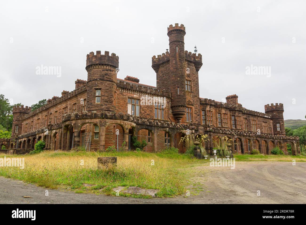 Il est au château de Kinloch, île de Rum, Écosse, juillet 14 2023. Kinloch Castle, manoir victorien tardif construit par Sir George Bullough sur l'île hébridée de R. Banque D'Images