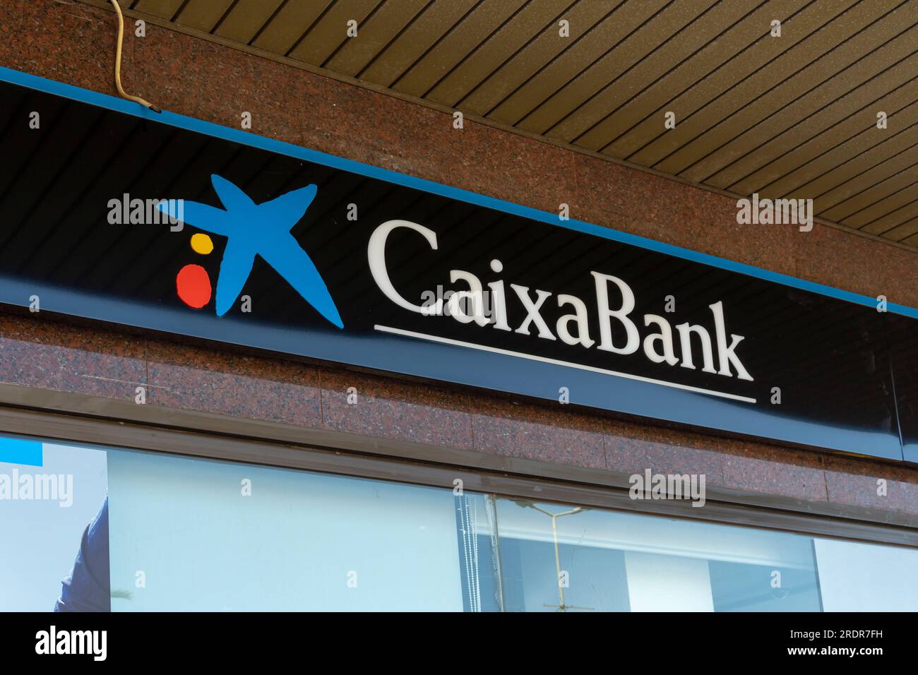 Manacor, Espagne ; juillet 15 2023 : logo de la multinationale bancaire espagnole CaixaBank, dans la ville majorquine de Manacor, Espagne Banque D'Images