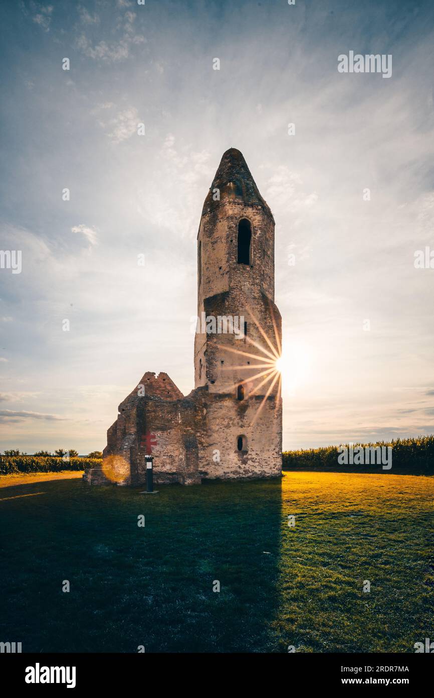 Église délabrée en hongrie cette ruine d'église est située sur le lac Balaton au milieu d'un champ de maïs les ruines appartiennent à une ancienne église orthodoxe Banque D'Images