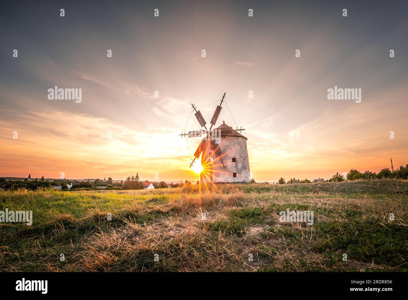 Moulin à vent au coucher du soleil avec des fleurs. Dans la soirée, ces moulins sont dans un grand paysage en Hongrie à tes am Balaton Banque D'Images