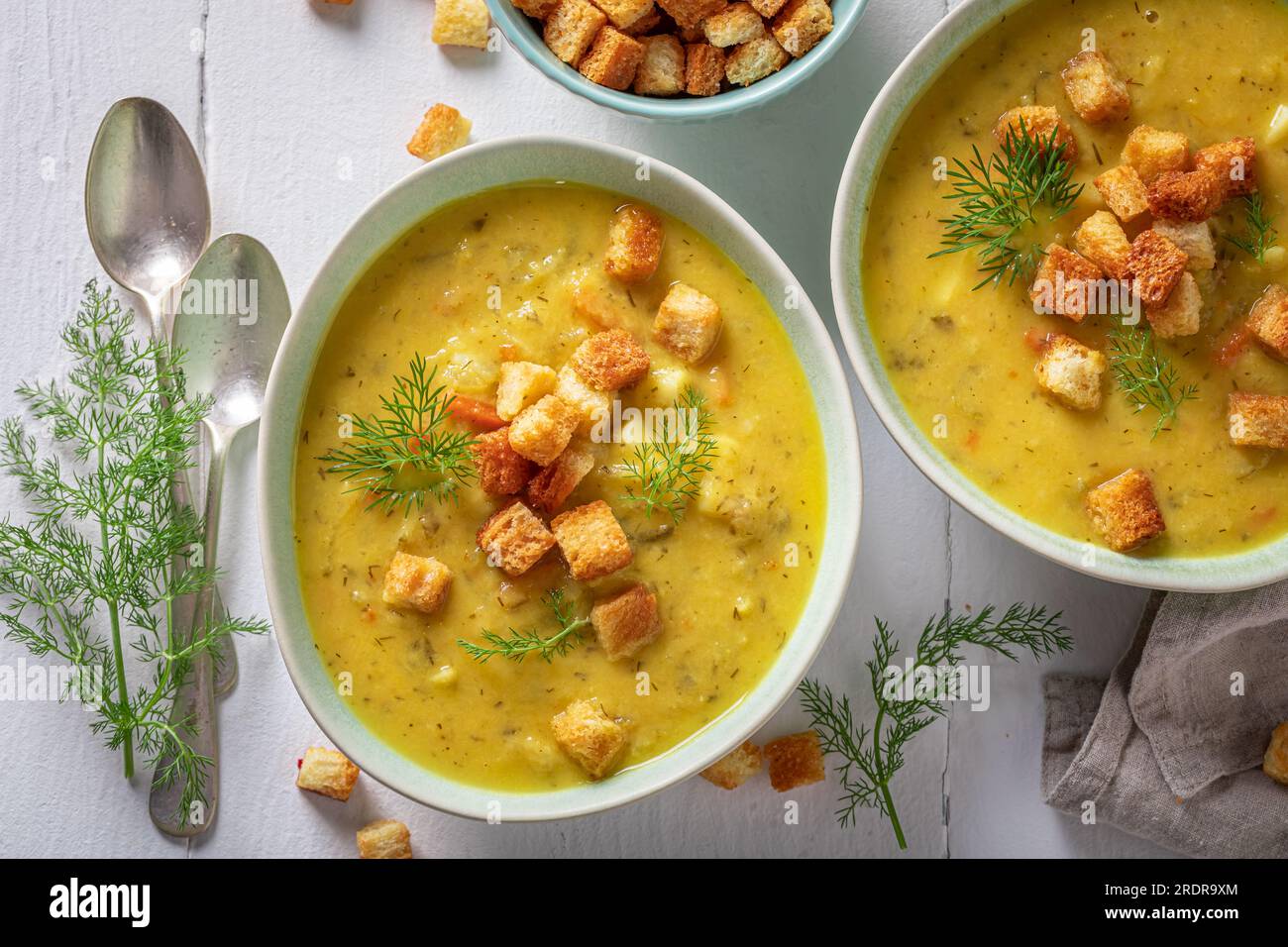 Savoureuse soupe de concombre à base de pommes de terre et de cornichons. Soupe minestrone avec mélange de légumes. Banque D'Images