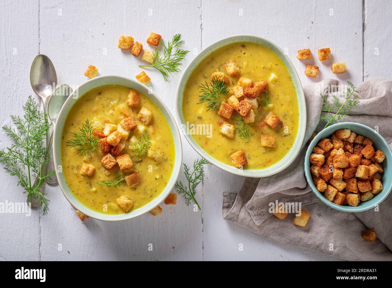 Soupe chaude de concombre à base de pommes de terre et de cornichons. Soupe minestrone avec mélange de légumes. Banque D'Images