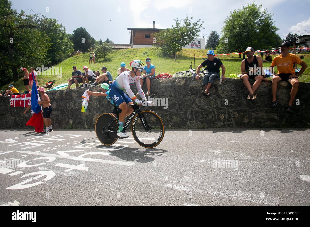 Domancy, France 18 juillet 2023 : VALENTIN FERRON (TOTALENERGIESFRA) en contre-la-montre au Tour de France. Banque D'Images