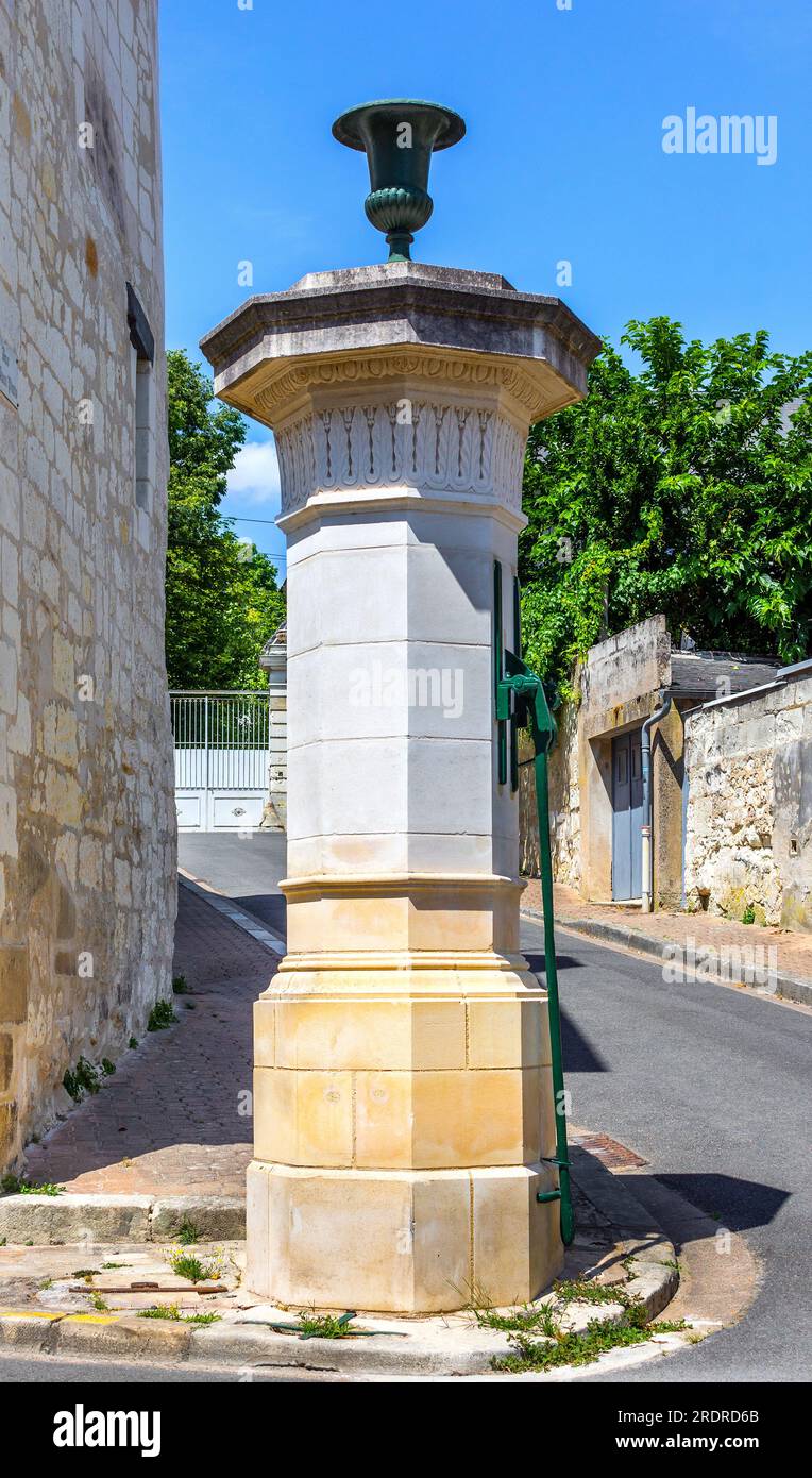 Ancienne pompe à eau publique rénovée rue de Cimitère, Loches, Indre-et-Loire (37), France. Banque D'Images