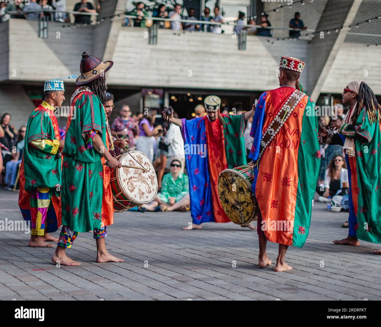 Gnawa Blues All Stars interagissent avec le public lorsqu'ils se produisent sur la South Bank à Londres. Banque D'Images