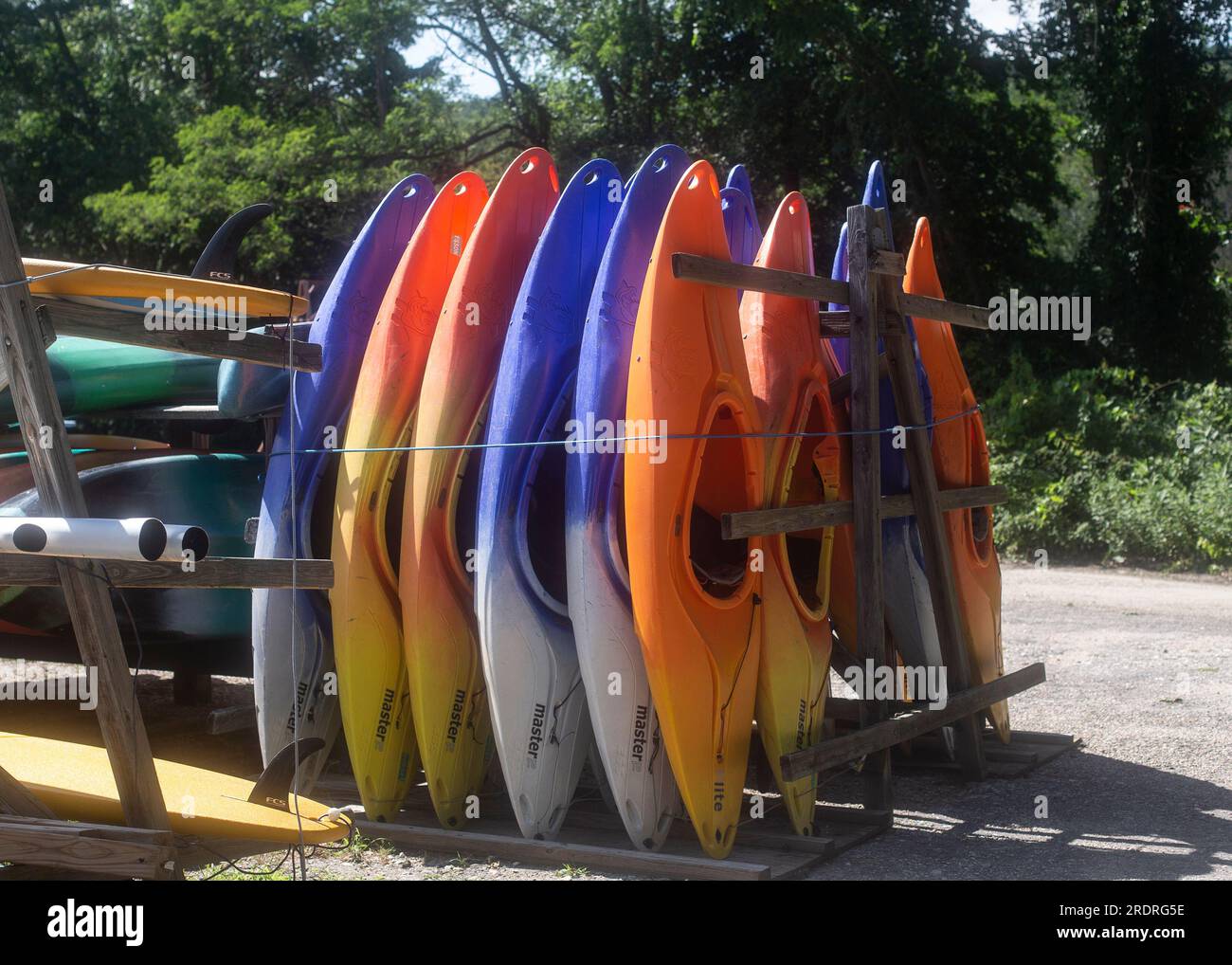 Un rack avec kayaks à louer Banque D'Images
