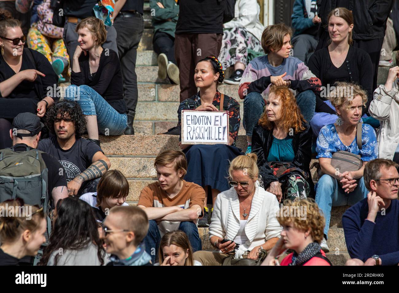 Ehdoton ei rasismille ! Femme tenant un signe fait à la main devant Nollatoleranssi! Manifestation contre le racisme à Helsinki, Finlande. Banque D'Images