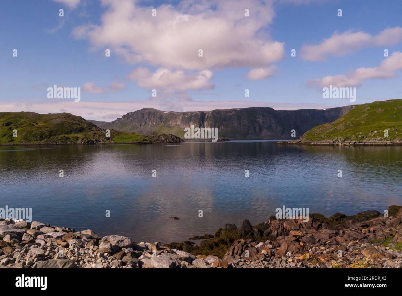 Vue depuis le village de pêcheurs de Kamøyvær dans la municipalité de Nordkapp dans le comté de Troms og Finnmark Norvège abritée de la haute mer par les îles de Lille Kamøya Banque D'Images