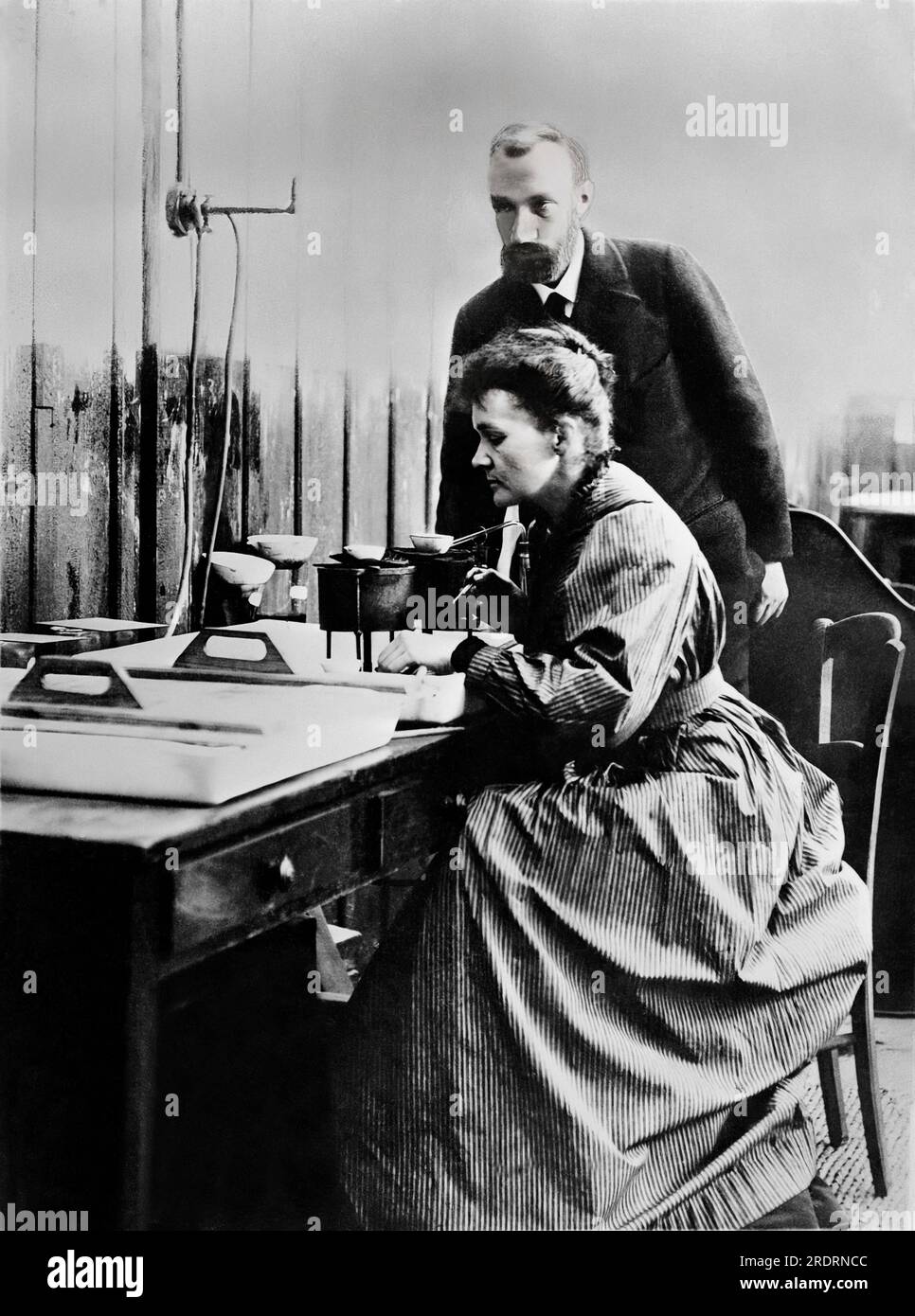 Pierre et Marie Curie au travail dans leur laboratoire. Banque D'Images
