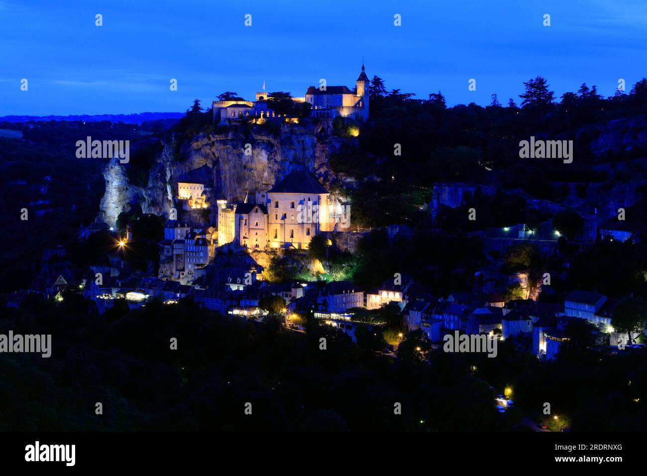 Le village de Rocamadour la nuit. Parc naturel régional du Quercy. Lot, Occitanie, France Banque D'Images