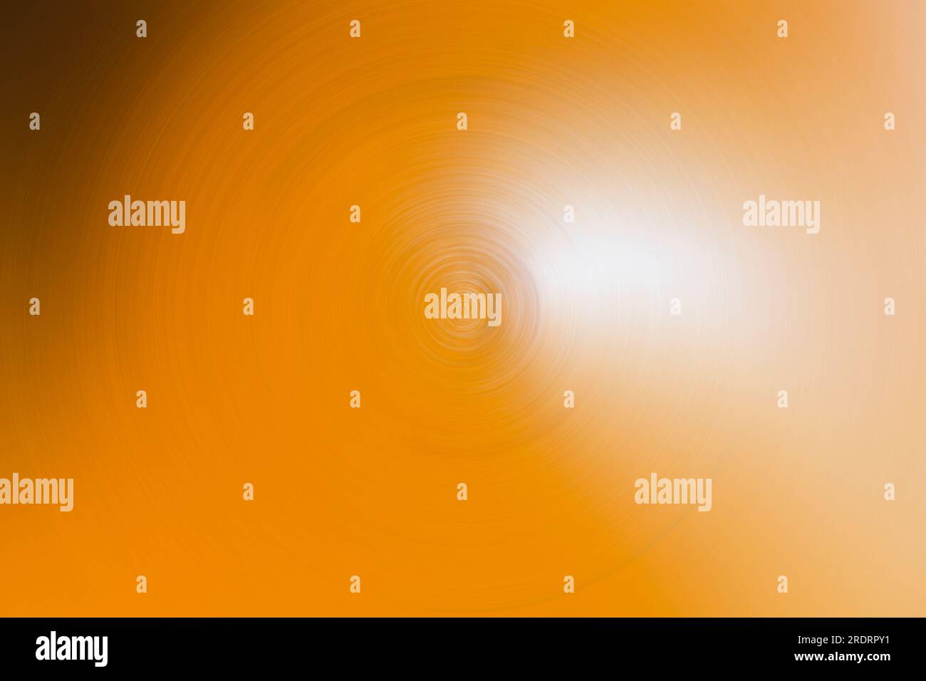 Arrière-plan abstrait jaune et orange de l'effet de flou de spin radial circulaire. Fond flou abstrait plein cadre haute résolution avec espace de copie. Banque D'Images