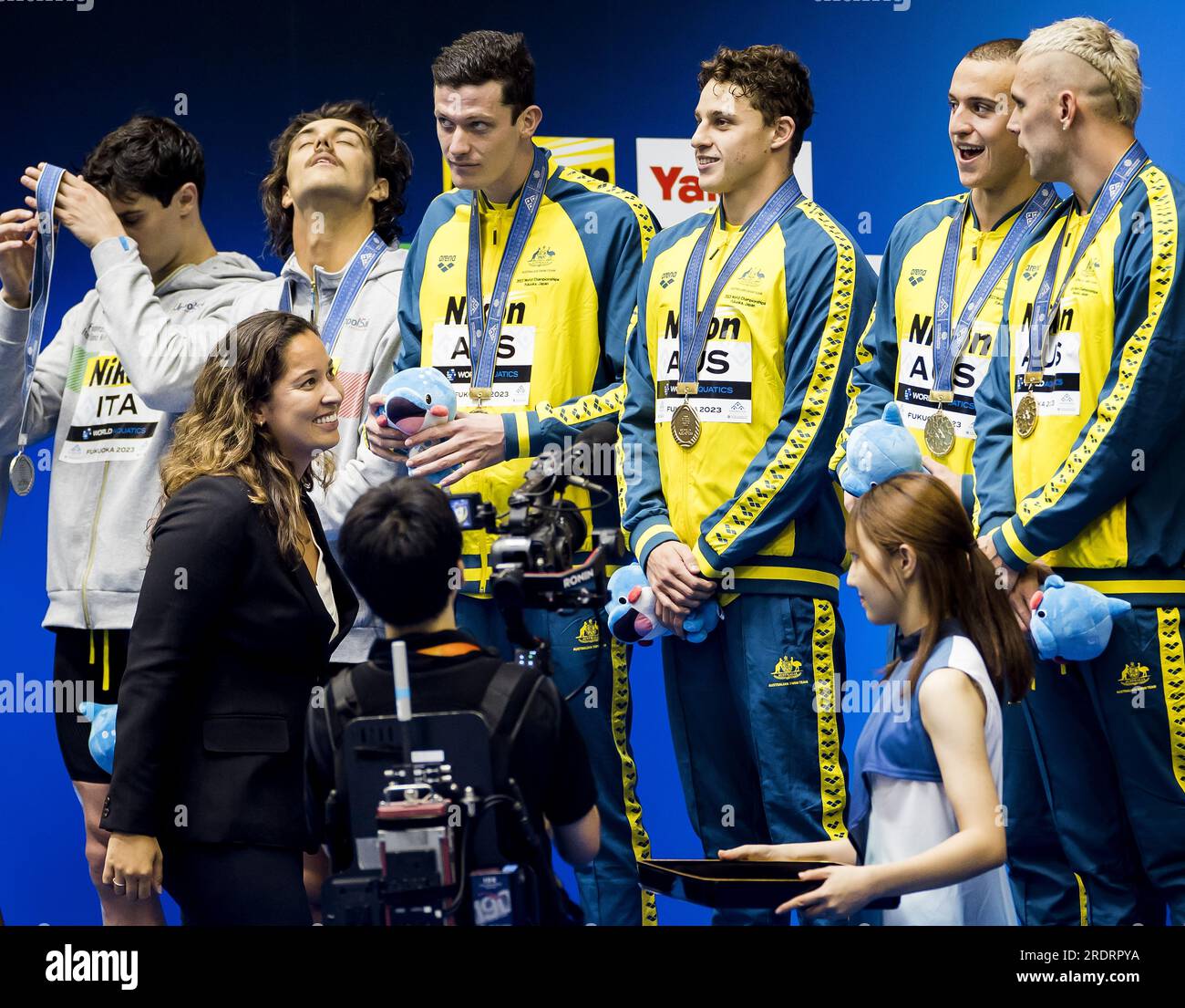 FUKUOKA - Ranomi Kromowidjojo (L) remet les médailles d'or à l'équipe d'Australie pour le 4 x 100 nage libre aux Championnats du monde de natation au Japon. ANP KOEN VAN WEEL Banque D'Images