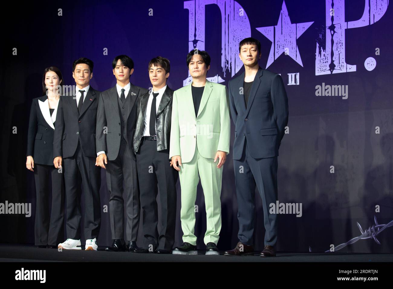 Kim Ji-Hyun, Ji Jin-Hee, Jung HAE-in, Koo Kyo-Hwan, Kim Sung-Kyun et son Suk-Ku, 18 juillet 2023 : (G-D) les acteurs sud-coréens Kim Ji-Hyun, Ji Jin-Hee, Jung HAE-in, Koo Kyo-Hwan, Kim Sung-Kyun et son Suk-Kyun pour une conférence de presse de Netflix Saison 2, à Séoul, Corée du Sud. Le drame militaire suit l'équipe Deserter Pursuit (D.P.) de l'armée et est basé sur la série webtoon de Kim Bo-Tong. D.P. La saison 2 va frapper la plate-forme le 28 juillet. Crédit : Lee Jae-won/AFLO/Alamy Live News Banque D'Images