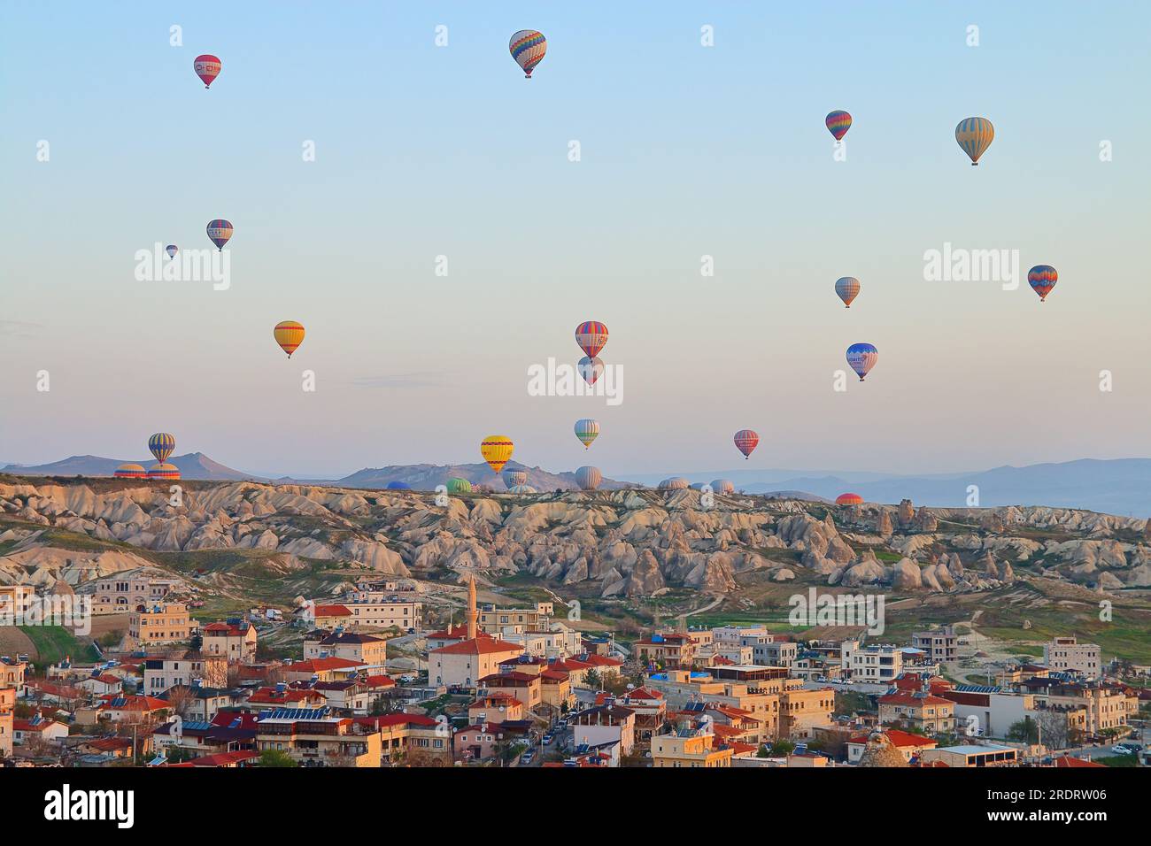 Photo prise en Turquie. La photo montre le vol de ballons au-dessus de la ville de Goreme en Cappadoce au petit matin. Banque D'Images