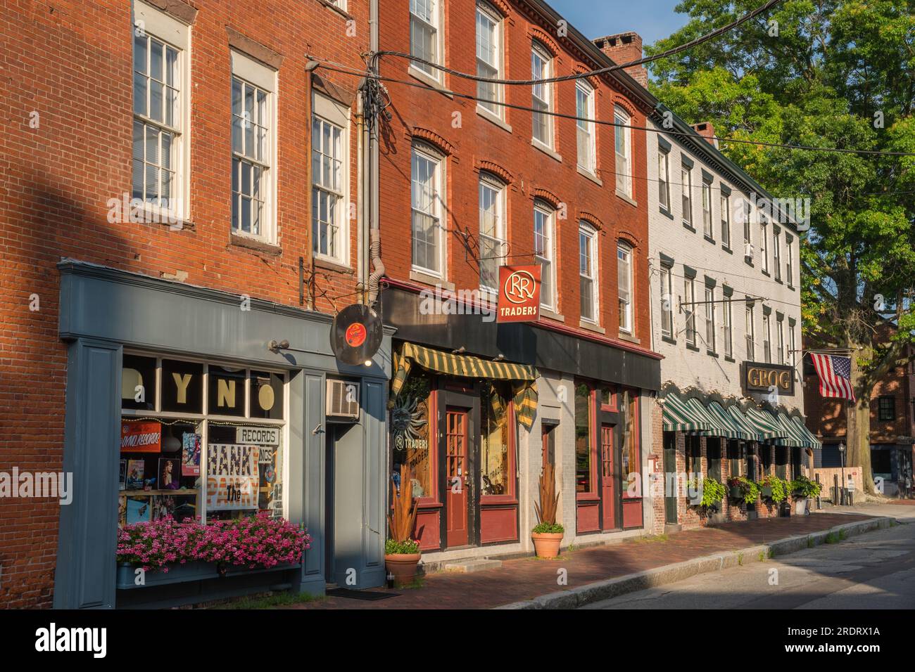 Newburyport, ma, US - 13 juillet 2023 : scène de rue dans le centre-ville de cette petite ville avec ses rues pittoresques avec des bâtiments en brique du 19e siècle et à la mode Banque D'Images
