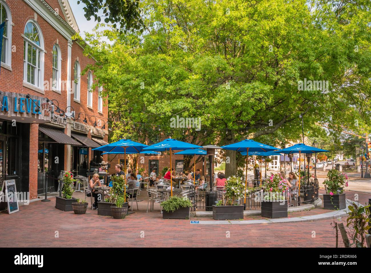 Newburyport, ma, US-13 juillet 2023 : scène de rue dans le centre-ville d'une petite ville avec des bâtiments en brique du 19e siècle, des boutiques branchées et des restaurants en plein air. Banque D'Images
