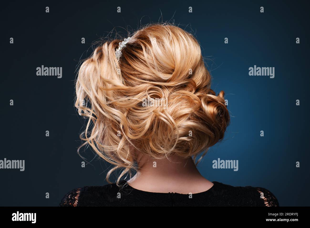 Jeune femme blonde élégante coiffant les cheveux Banque D'Images
