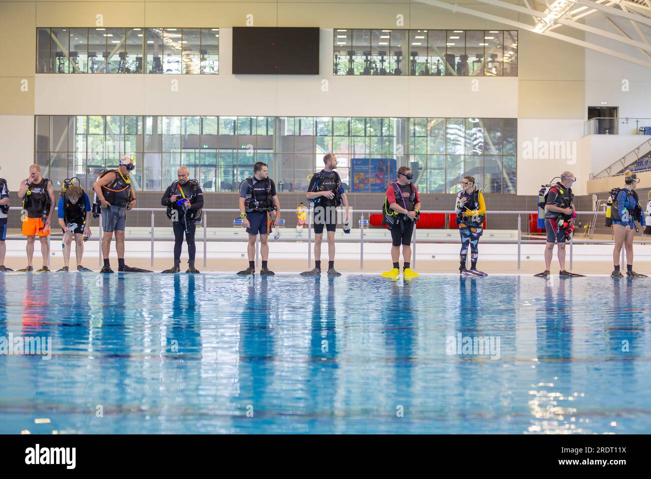 Un groupe de plongeurs amateurs utilisant le Sandwell Aquatics Centre après qu'il ait été utilisé pour les Jeux du Commonwealth de Birmingham 2022 Banque D'Images