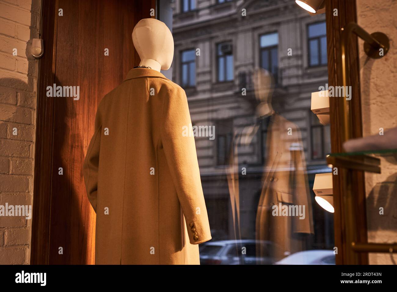 Image de fond de mannequin dans l'affichage de vitrine de boutique la nuit, espace de copie Banque D'Images