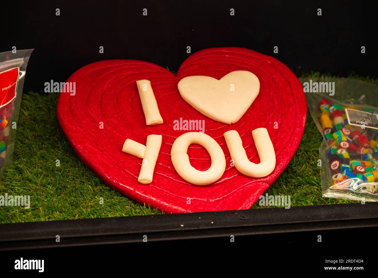 Barcelone, Espagne - Mai 26 2022 : sur la vitrine, un bonbon en forme de cœur rouge avec l'inscription Je t'aime. Banque D'Images