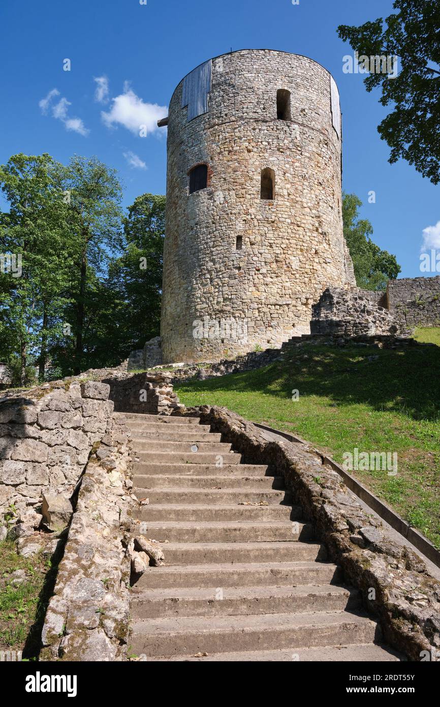 Attraction touristique lettone - tour et ruines du château Livonien médiéval de Cesis dans la ville de Cesis, Lettonie. Banque D'Images