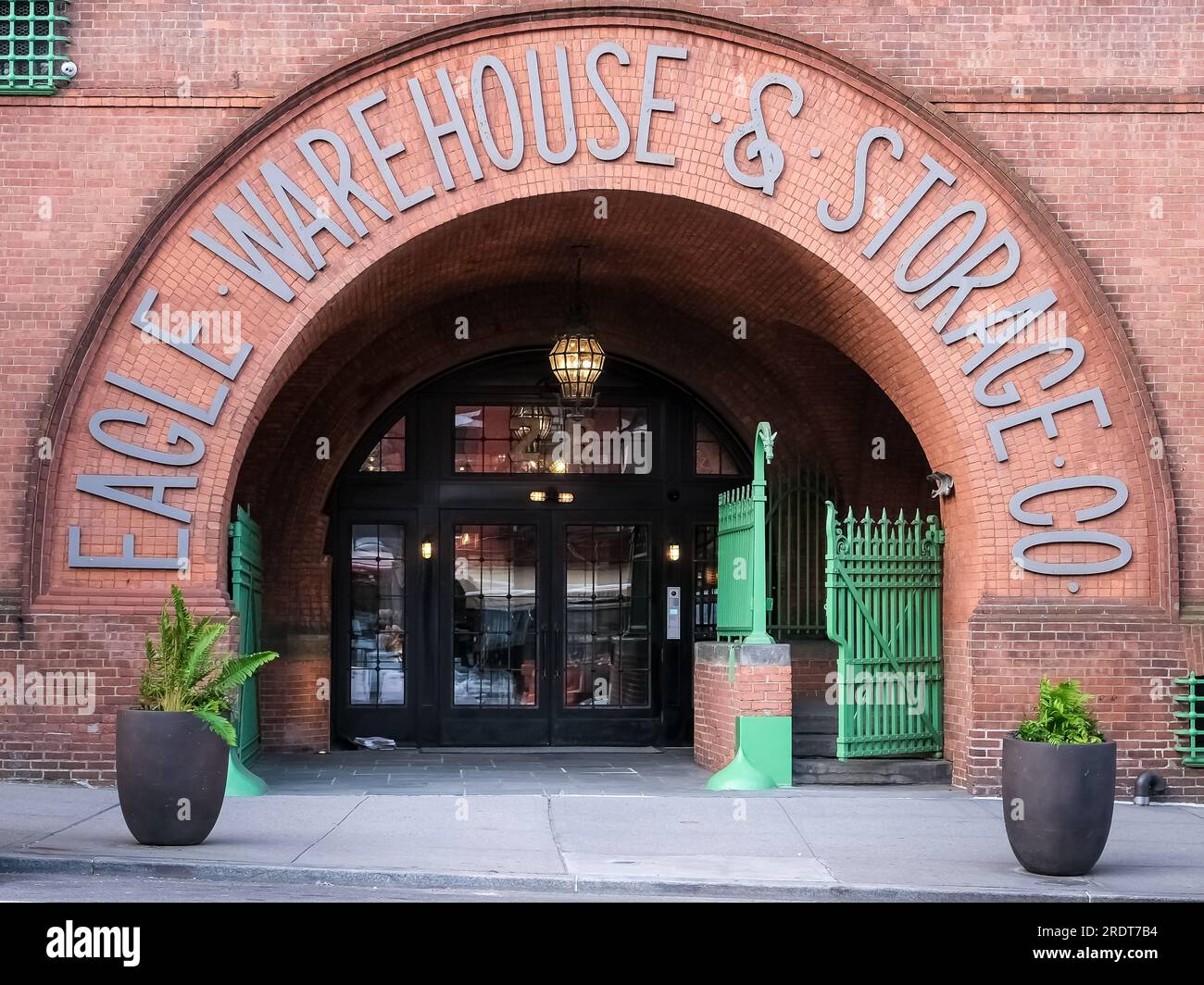 Détail architectural de l’emblématique Eagle Warehouse & Storage Company, ou simplement de l’Eagle Warehouse, un bâtiment situé à Dumbo et Brooklyn Heights, Banque D'Images