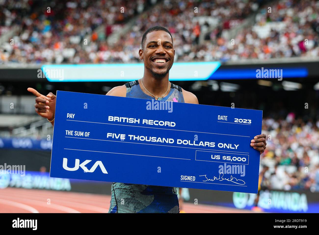 LONDRES, Royaume-Uni - 23 juillet 2023 : Zharnel Hughes de Grande-Bretagne célèbre après avoir établi un nouveau record britannique dans l'épreuve Mens 200m lors de la London Athletics Meet, qui fait partie de la série Diamond League 2023 au London Stadium. Crédit : Craig Mercer/Alamy Live News Banque D'Images