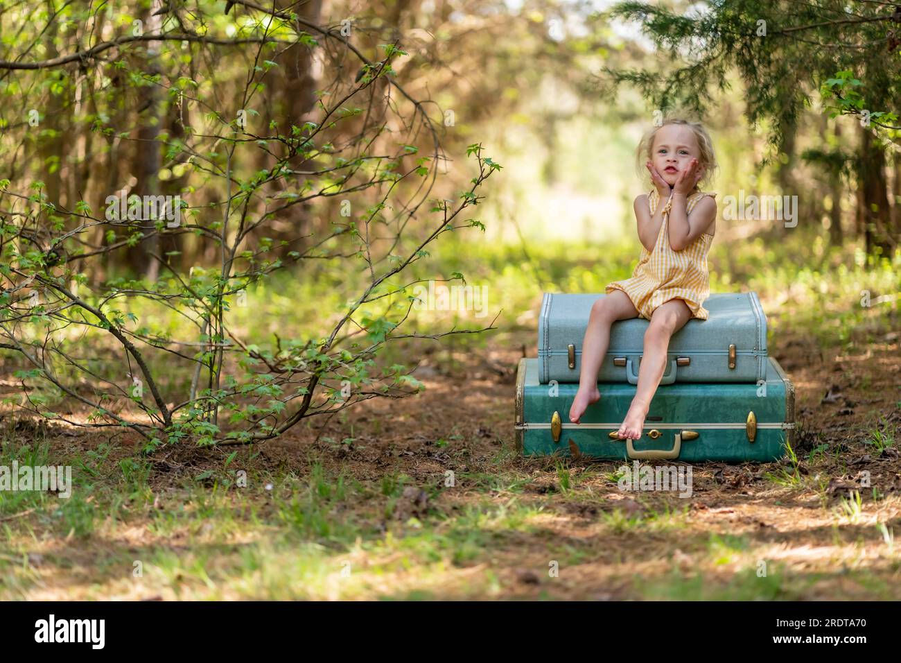 Une jeune fille magnifique profite d'une journée de printemps à l'extérieur Banque D'Images