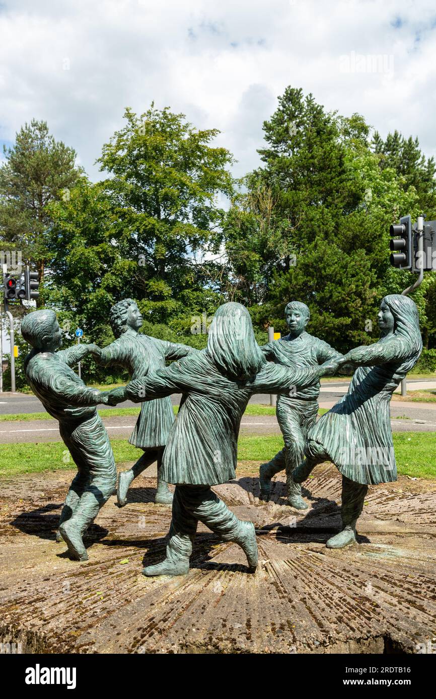 The Dream – Bronze Sculpture in Glenrothes, par Malcolm Robertson, Glenrothes, Fife, Écosse Banque D'Images