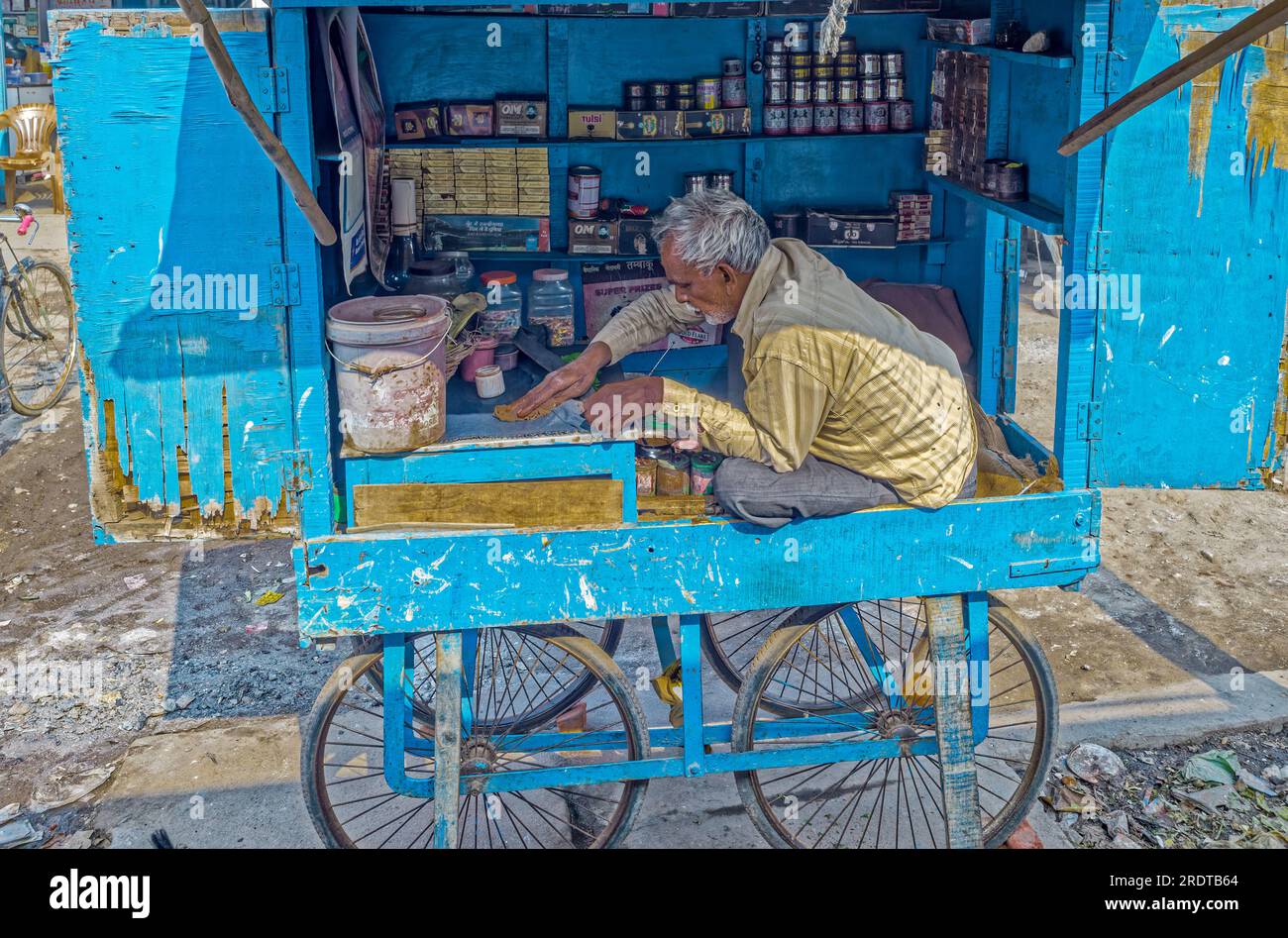 12 23 2014 rue traditionnelle Pan Kiosk Pan Shop du vendeur Betelnut à Old bus Stand Gaya Bihar Inde Asie. Banque D'Images