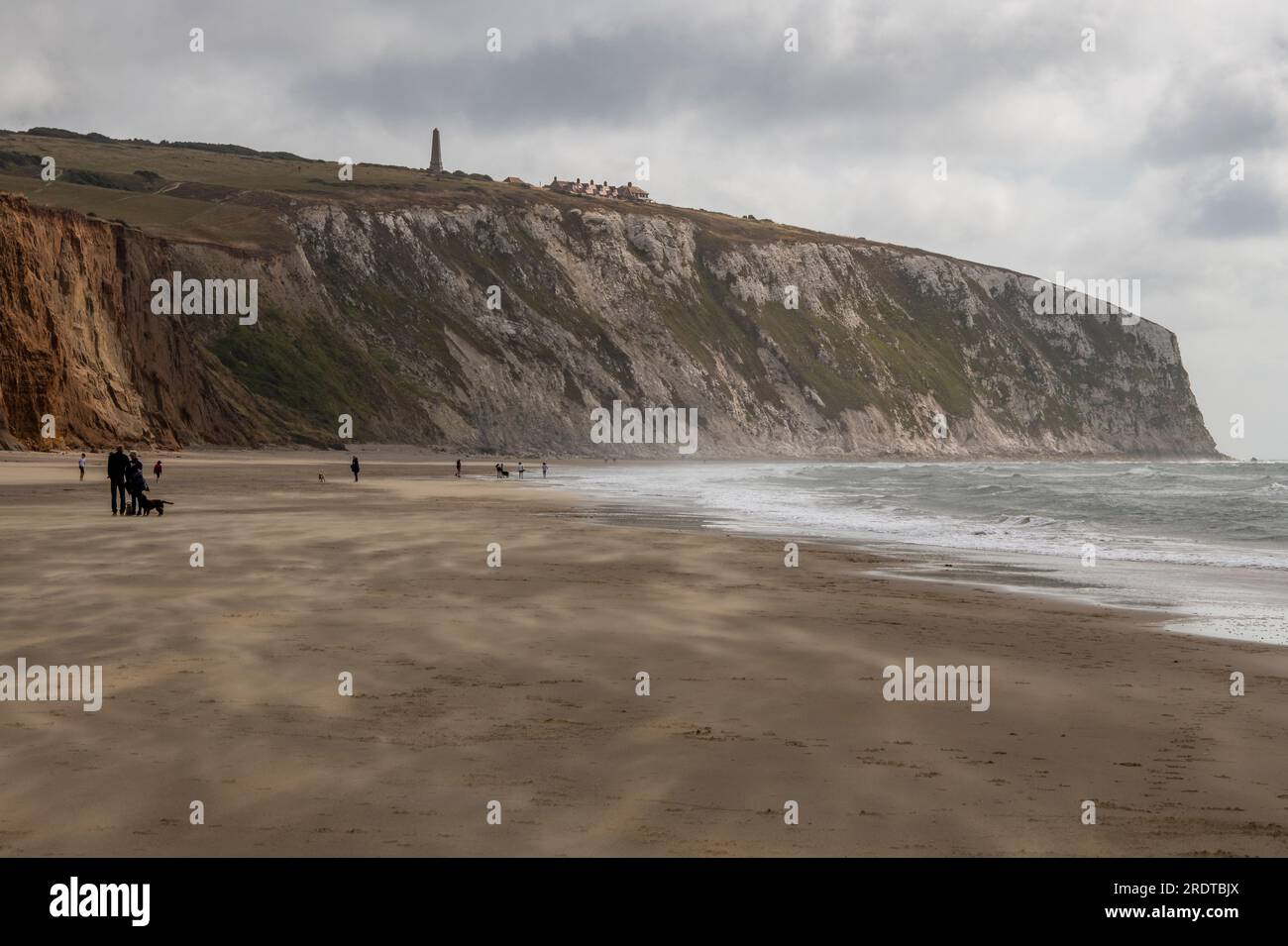 plage de yaverland et falaise de culver sur l'île de wight par un jour venteux au bord de la mer. Banque D'Images