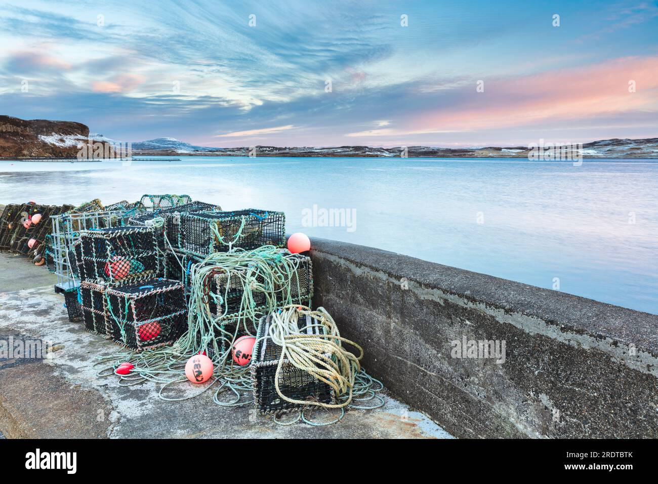 Pots de homard contre la jetée à Portnalong île de Skye, Écosse Banque D'Images